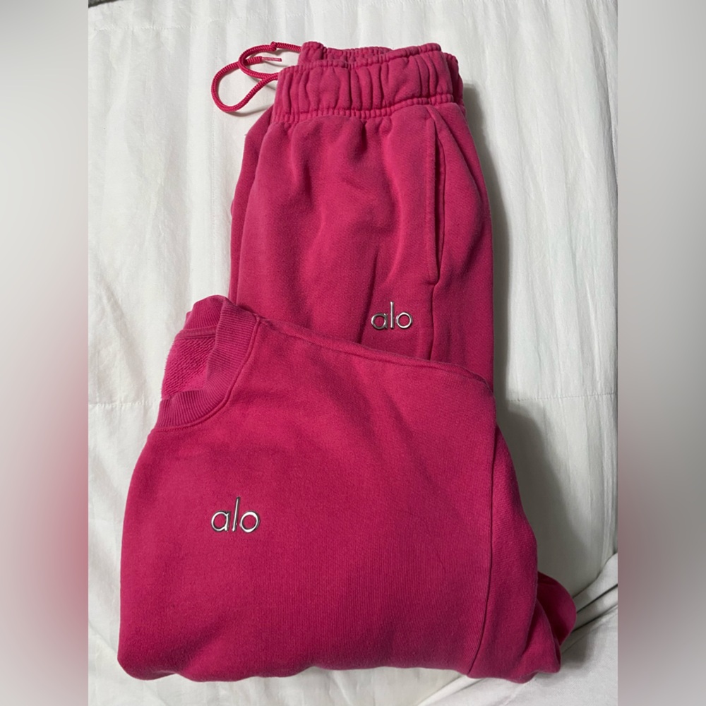 Alo sweat set XS pink good condition! Scrunch bottom and crew neck.